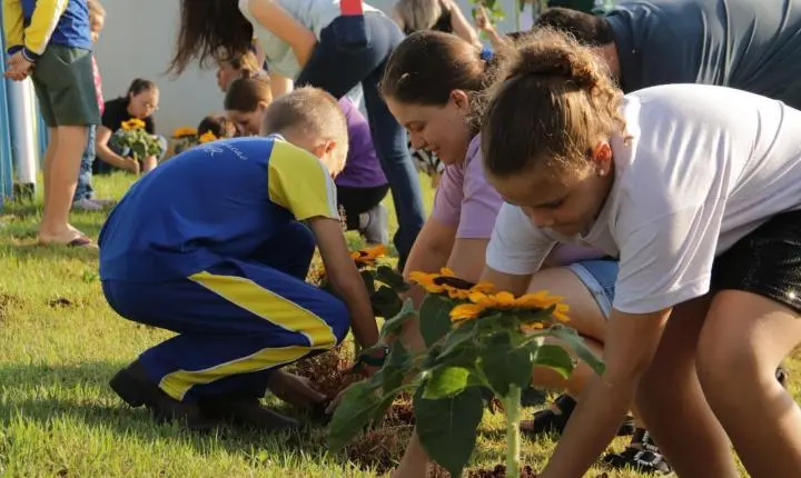 Maripá promove ação de conscientização no Dia Mundial do Autismo com plantio de girassóis