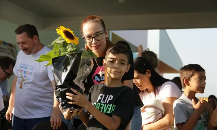 Maripá promove ação de conscientização no Dia Mundial do Autismo com plantio de girassóis
