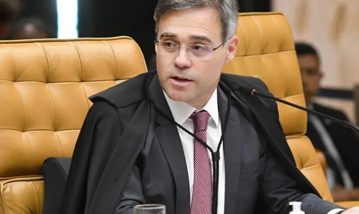 André Mendonça ordena retirada de vídeo contra Flávio Bolsonaro em nova decisão do TSE