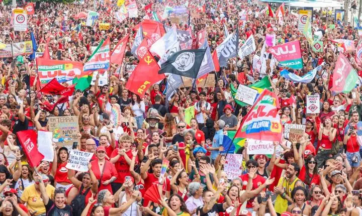 Ato em Copacabana reúne milhares em apoio à democracia e reeleição de Lula
