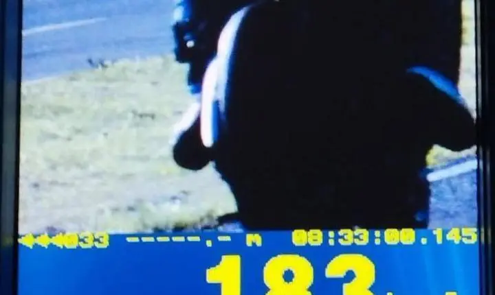 Motociclista é flagrado a 183 km/h durante fiscalização da PRF no Oeste do Paraná