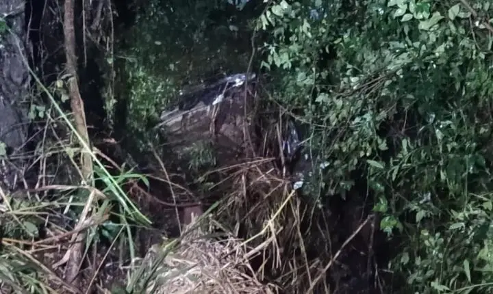 Motorista escapa ileso após carro aquaplanar e capotar na PR-182 entre Toledo e Maripá