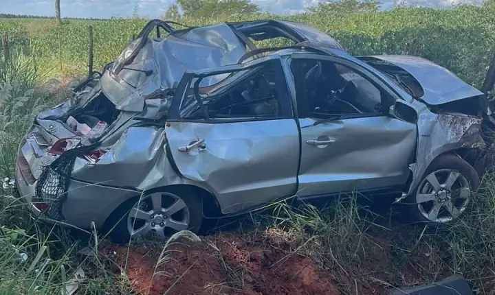 Motorista fica ferido após capotar veículo em estrada rural de Iporã