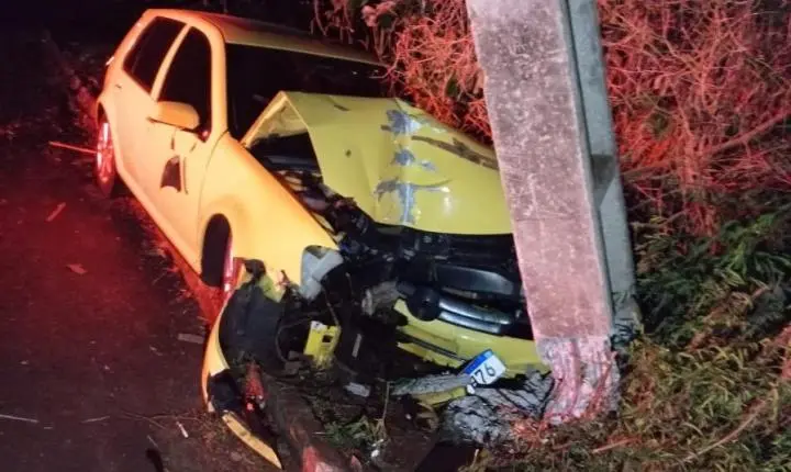 Motorista foge de abordagem policial, provoca perseguição e colide contra poste em fuga em Palotina