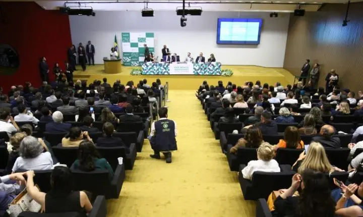 Hugo Motta destaca modernização do Estado em posse de novos servidores da Câmara