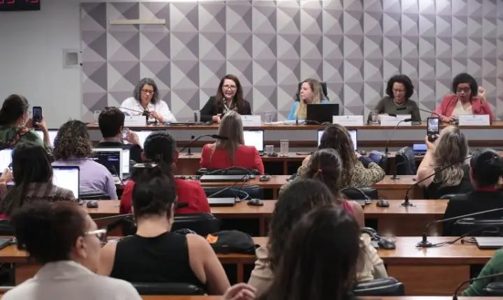 Mulheres pressionam pela aprovação urgente de projeto que criminaliza misoginia
