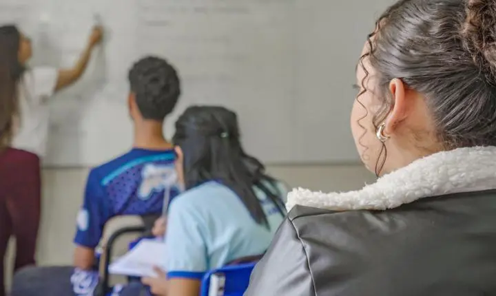 Estudantes nascidos em maio e junho recebem parcela do Pé-de-Meia nesta quarta-feira