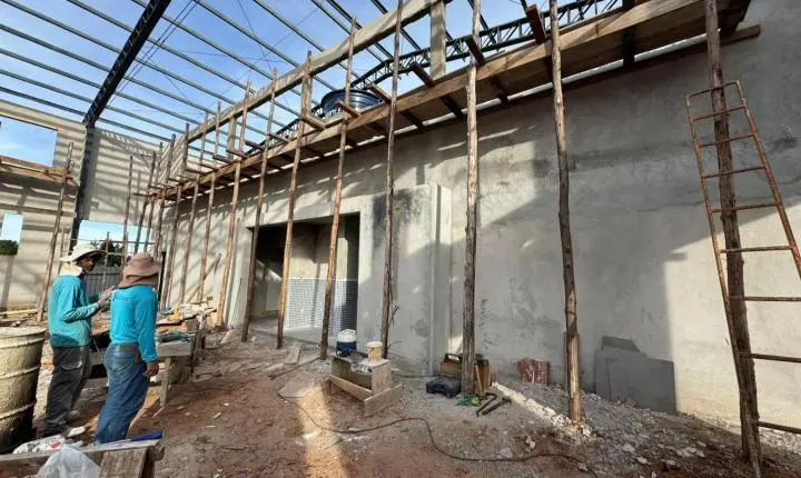 Obra da nova quadra coberta da Escola Rural Maria Carolina Engel segue em andamento