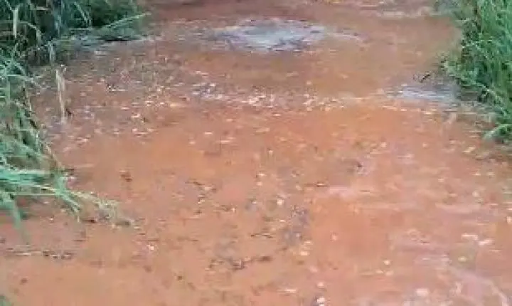 Ônibus escolar fica parcialmente submerso em rio no interior de Marechal Rondon