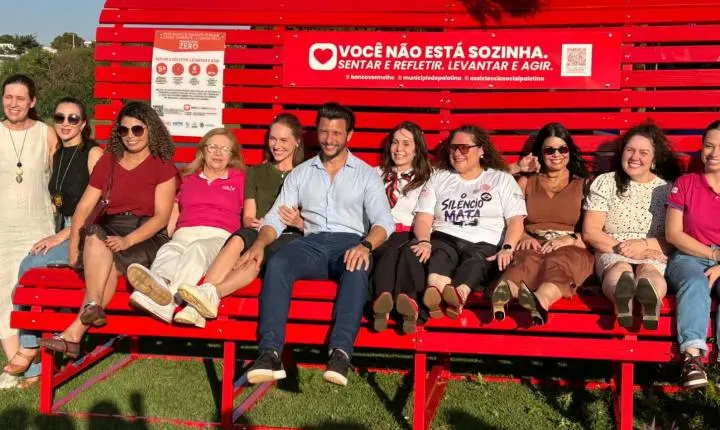 Palotina entrega Banco Vermelho como símbolo de combate à violência contra a mulher