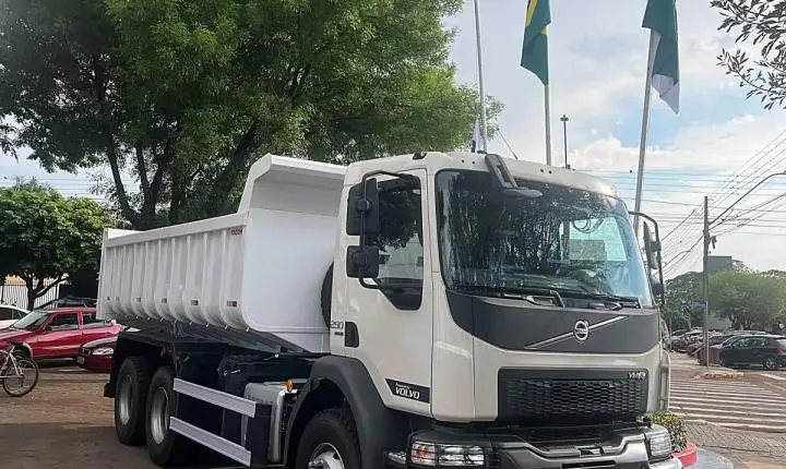 Palotina recebe novo caminhão basculante para reforçar serviços nas estradas rurais