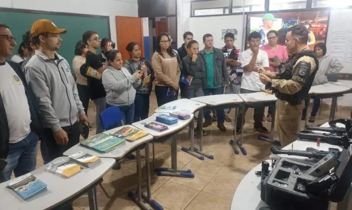 Patrulha Rural participa do Escola Aberta no Colégio Carlos Gomes em Terra Roxa
