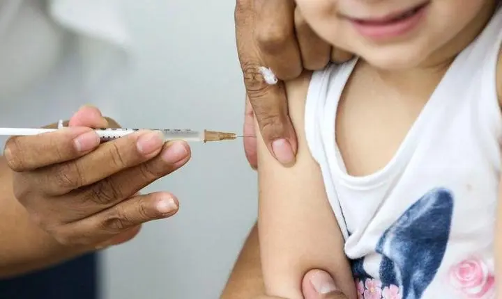 Perto da Copa do Mundo, Saúde reforça vacinação contra o sarampo para viajantes