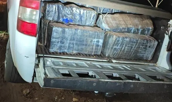 PF e PMPR apreendem 500 kg de maconha após perseguição em Guaíra