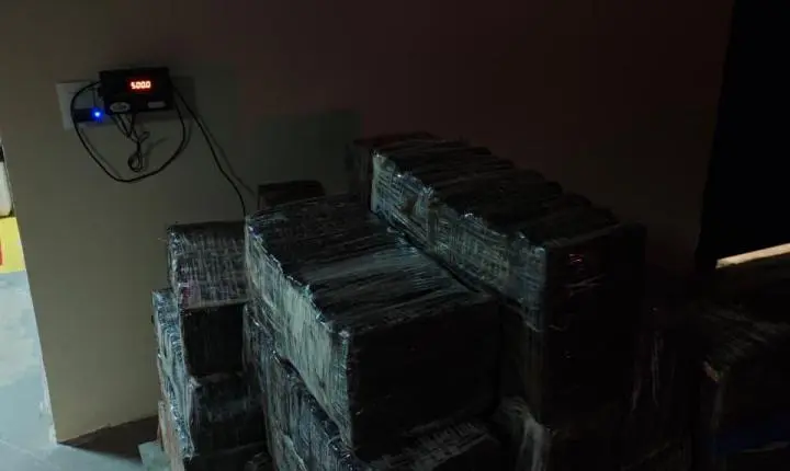PF e PMPR apreendem 500 kg de maconha após perseguição em Guaíra