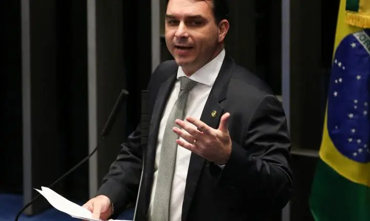PGR solicita oitiva de Flávio Bolsonaro em inquérito sobre calúnia contra Lula