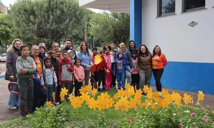 Plantio de flores marca mobilização pelo combate ao abuso e à exploração sexual de crianças e adolescentes em Palotina