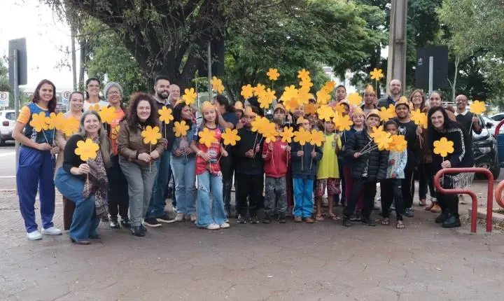 Plantio de flores marca mobilização pelo combate ao abuso e à exploração sexual de crianças e adolescentes em Palotina