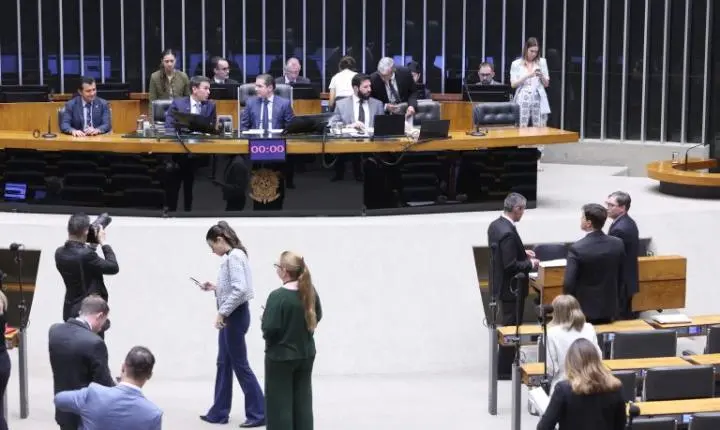 Câmara dos Deputados inicia sessão plenária com votação de urgências e medidas