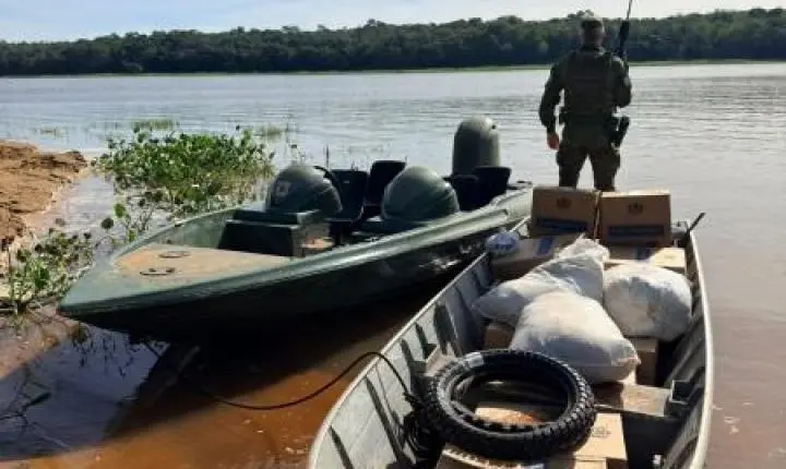 Polícia intercepta barco com contrabando e cumpre mandado de prisão em Guaíra