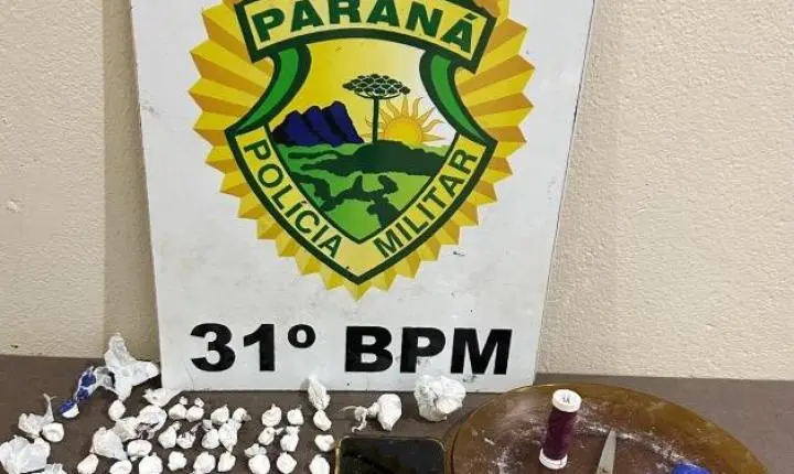 Polícia Militar apreende cocaína e prende suspeito após denúncia de tráfico em imóvel abandonado