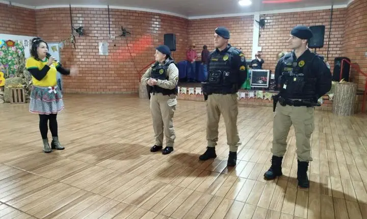 Polícia Militar orienta idosos sobre golpes durante Festa Junina dos Clubes da Terceira Idade