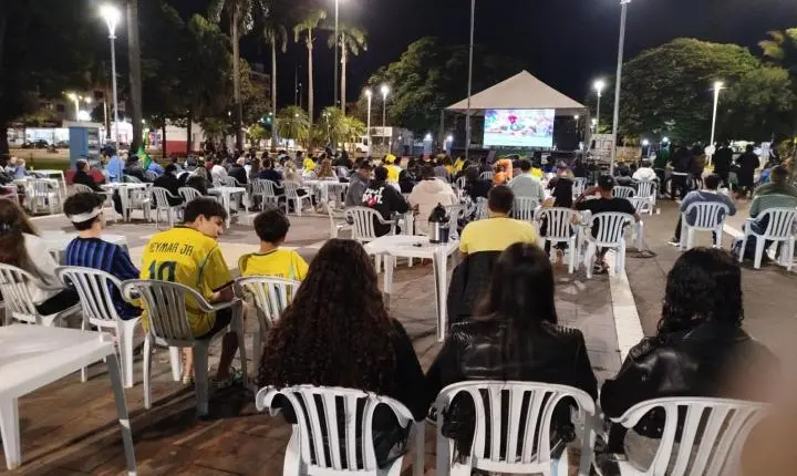 Praça Amadeo Piovesan reúne grande público para estreia do Brasil na Copa do Mundo