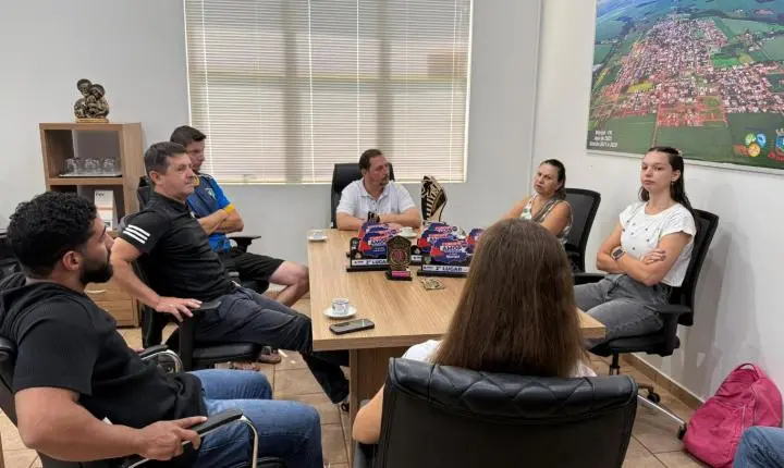 Prefeito recebe atletas que representam Maripá em competições regionais e estaduais
