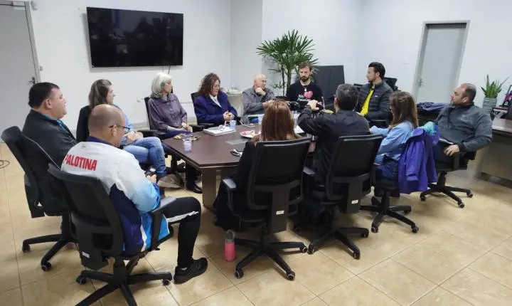 Prefeito Rodrigo Ribeiro e vice-prefeita Judith Sendtko se reúnem com secretários para avaliar ações e planejar novas iniciativas