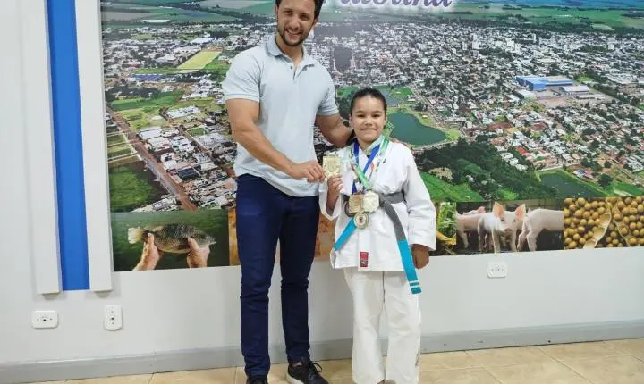 Prefeito Rodrigo Ribeiro recebe jovem judoca destaque de Palotina