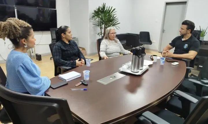 Prefeito Rodrigo Ribeiro recebe lideranças femininas do distrito de Floresta