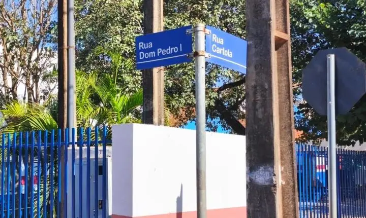Prefeitura de Palotina atualiza placas de identificação de ruas e reforça sinalização em escolas