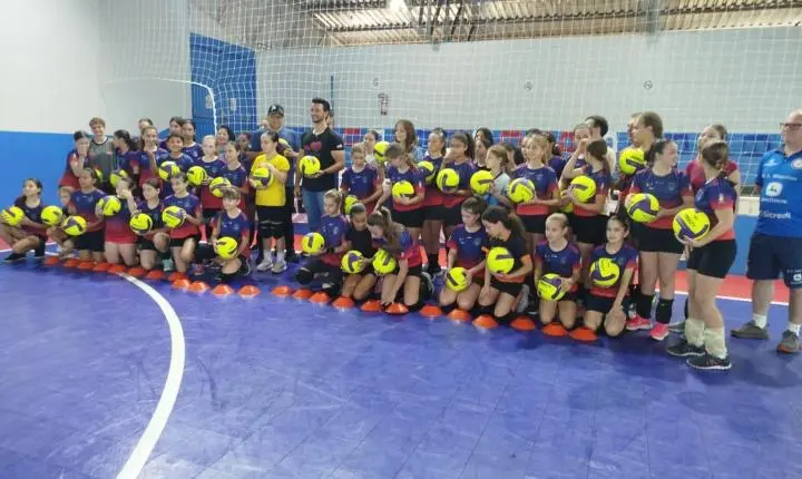 Prefeitura entrega novas bolas de voleibol para fortalecer treinamentos em Palotina
