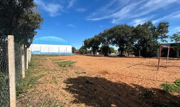Prefeitura inicia melhorias em quadra de areia no Bairro União