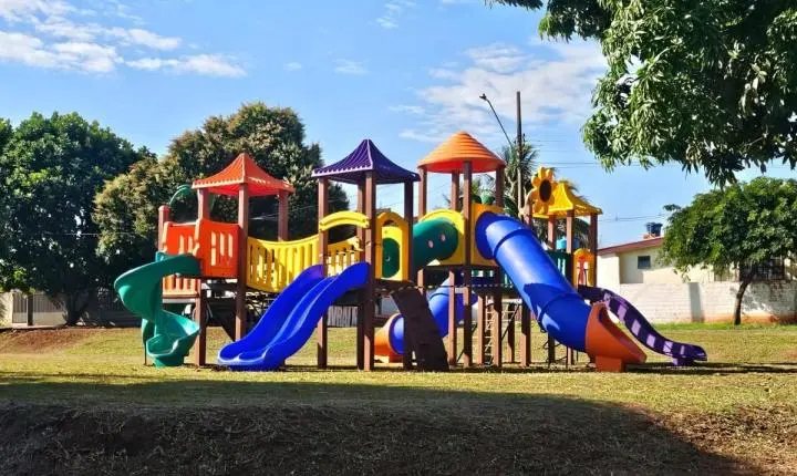 Prefeitura instala três novos parques infantis em bairros de Palotina