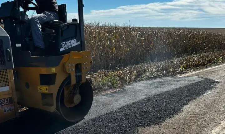Prefeitura realiza operação tapa-buracos na estrada de acesso à comunidade de Santo Antônio