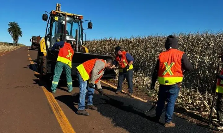 Prefeitura realiza operação tapa-buracos na estrada de acesso à comunidade de Santo Antônio