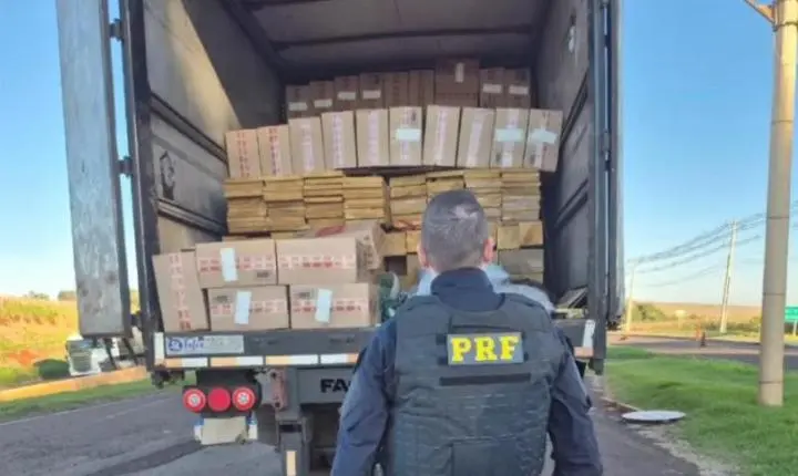 PRF apreende cigarros escondidos em meio a carga de madeira na BR-163 em Quatro Pontes