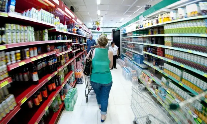 Produção industrial no Brasil cai 0,6% em agosto, aponta IBGE