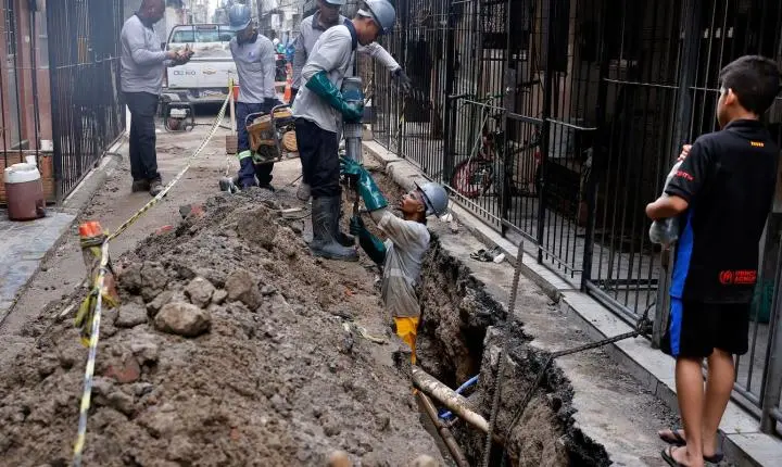 Professora alerta para endividamento com taxa de água e esgoto na Maré