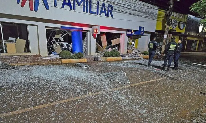 Quadrilha explode bancos, rende policiais e bloqueia cidade durante mega-assalto no Paraguai