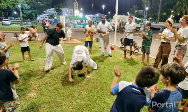 Roda de capoeira na Praça Amadeo Piovesan