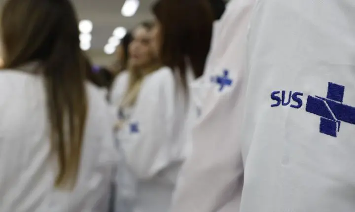 Governo prorroga a permanência de 676 médicos especialistas no SUS até 2027