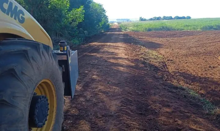 Secretaria de Obras e Agricultura intensifica manutenção de estradas rurais e aldeias em Terra Roxa