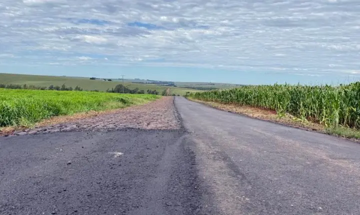 Secretarias de Obras e Agropecuária intensificam trabalhos de recuperação de estradas rurais em Terra Roxa