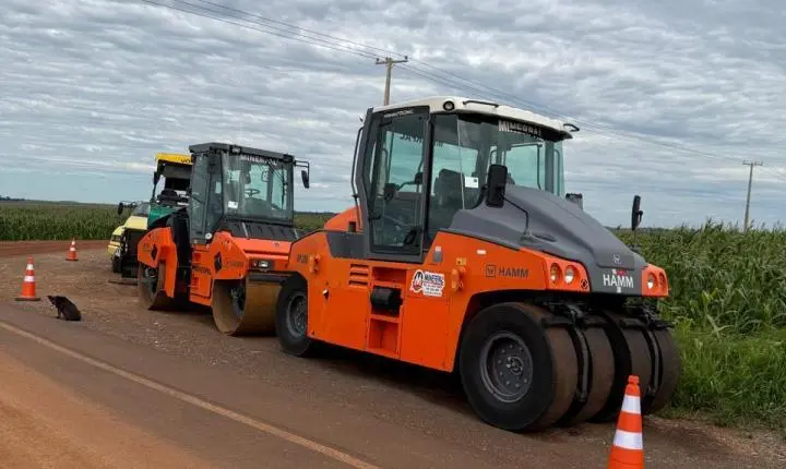 Secretarias de Obras e Agricultura intensificam trabalhos de recuperação de estradas rurais em Terra Roxa
