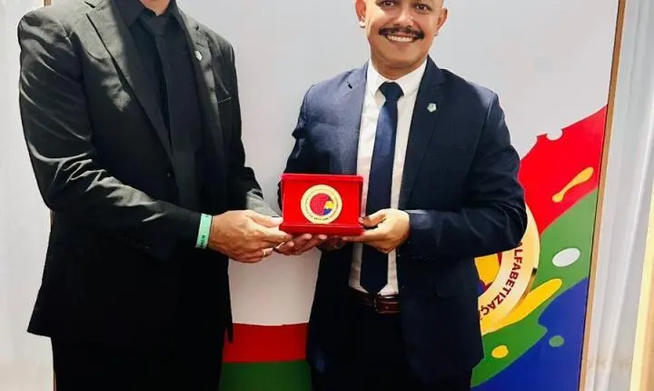 Secretário de Terra Roxa recebe Selo Ouro de Alfabetização em Brasília