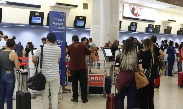 Setor de serviços recua 0,4% em maio, com transportes puxando a queda, revela IBGE