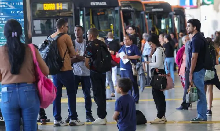 Setor de serviços registra estabilidade em julho e avança 2,4% em 12 meses