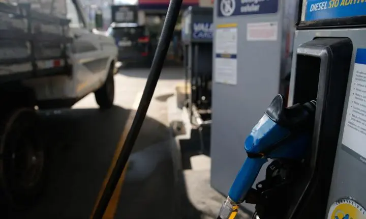 Governo amplia subsídios e corta impostos da gasolina e do diesel no Brasil